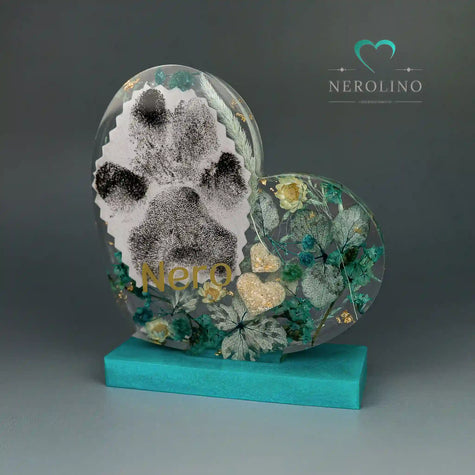 Andenken aus Harz in Herzform mit Blüten in türkis. 