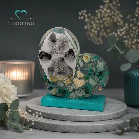 Aufsteller aus Epoxidharz mit getrockneten Blüten, veredelt mit Tierhaaren oder Asche. 