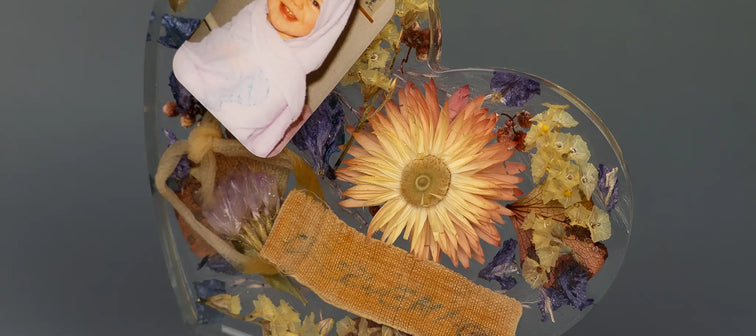 Andenken aus Epoxidharz in Herzform.