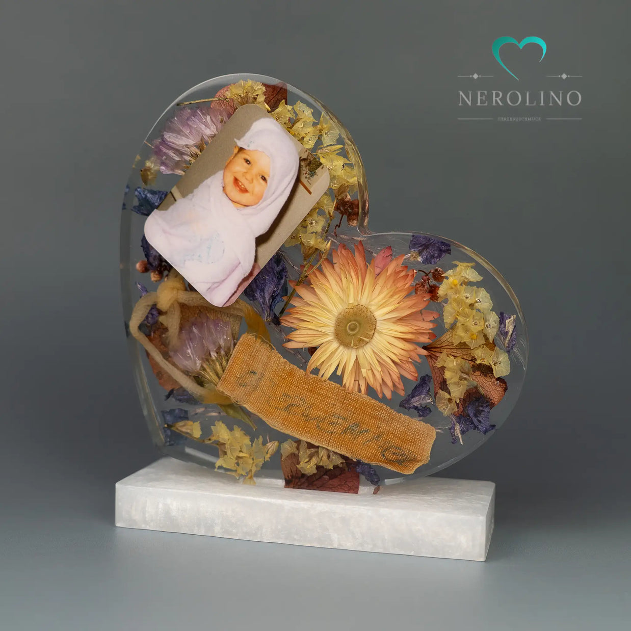 Andenken aus Epoxidharz in Herzform.