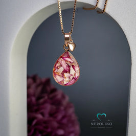 Kettenanhänger in Birnenform mit Asche.