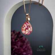 Kettenanhänger in Birnenform mit Asche.