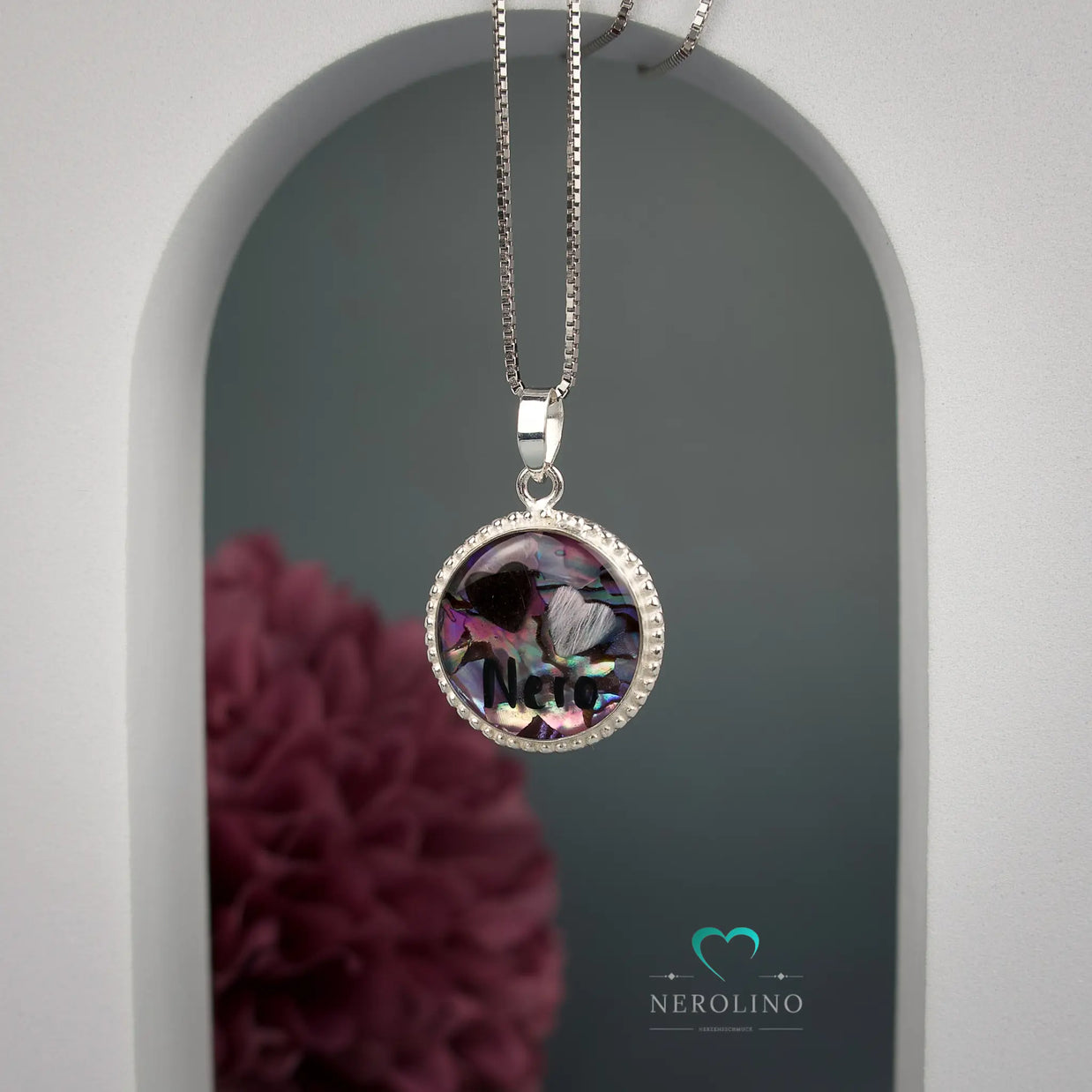 Kettenanhänger rund, verziert mit Herzen aus Haaren und Asche in Sterlingsilber.