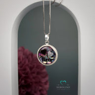 Kettenanhänger rund, verziert mit Herzen aus Haaren und Asche in Sterlingsilber.