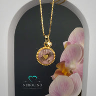 Kettenanhänger rund mit Tierfell und Blüten in Gold.