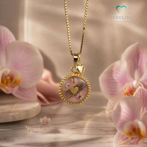 Kettenanhänger verziert in der Farbe Gold mit Tierhaaren und Blüten.