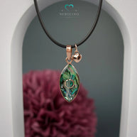 Kettenanhänger elliptisch mit Haaren.