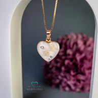 Kettenanhänger in Herzform mit Sternen aus Asche.