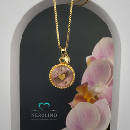 Kettenanhänger verziert in der Farbe Gold mit Tierhaaren und Blüten.