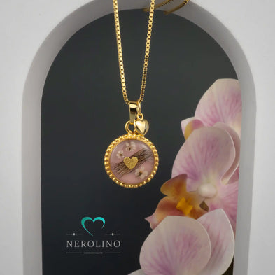 Kettenanhänger verziert in der Farbe Gold mit Tierhaaren und Blüten.