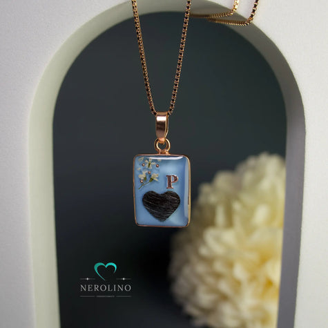 Kettenanhänger mit einem Herz aus Haaren.