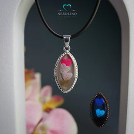 Kettenanhänger mit leuchtenden Herzen aus Asche und Haaren.