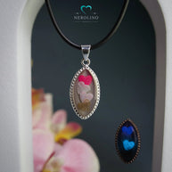 Kettenanhänger mit leuchtenden Herzen aus Asche und Haaren.