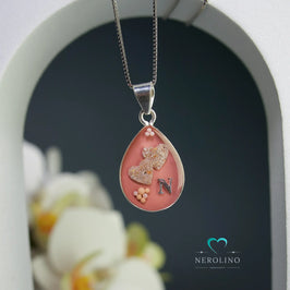 Kettenanhänger in Birnenform aus Silber mit Herzen aus Asche.