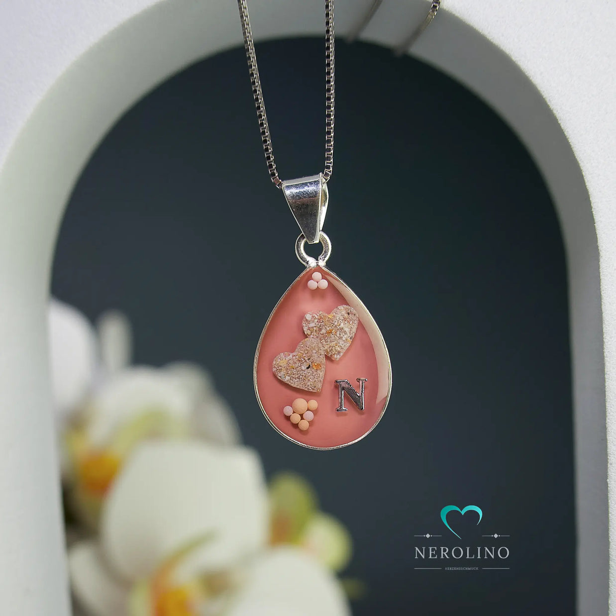 Kettenanhänger in Birnenform aus Silber mit Herzen aus Asche.