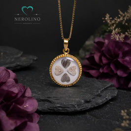 Kettenanhänger in Gold mit Herzen aus Tierhaaren und Asche.