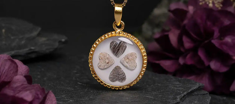 Kettenanhänger in Gold mit Herzen aus Tierhaaren und Asche.