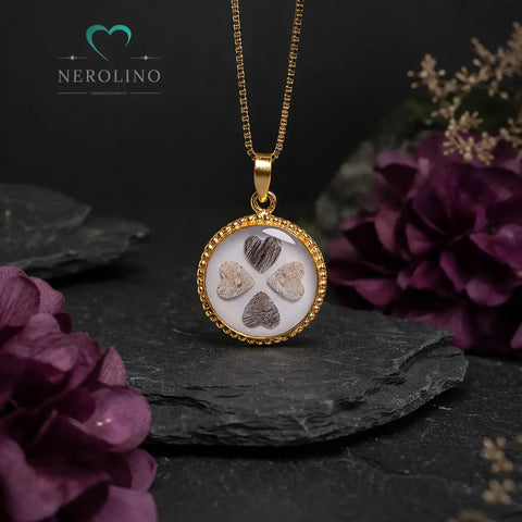 Kettenanhänger in Gold mit Herzen aus Tierhaaren und Asche.