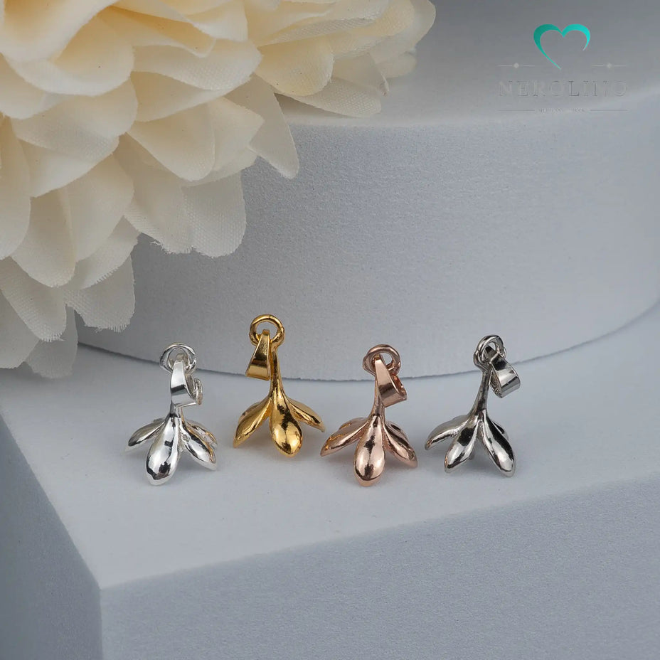 Anhänger für Perlen in verschiedenen Farben.