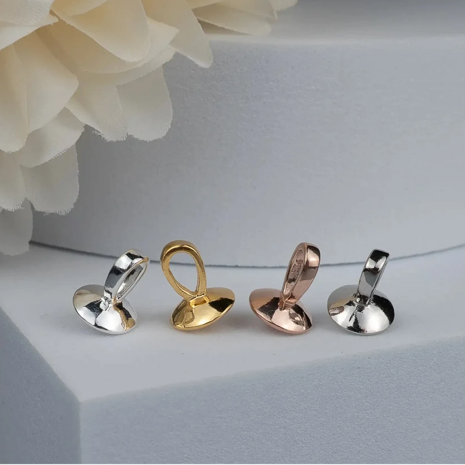 Anhänger für Perlen in verschiedenen Farben.