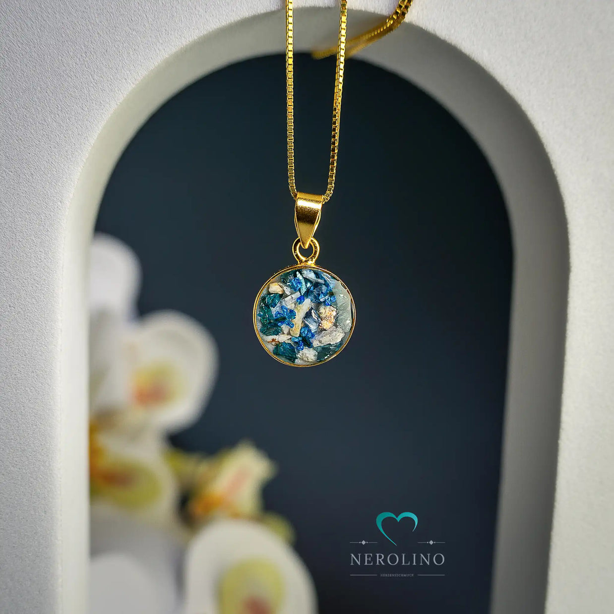 Kettenanhänger rund mit Asche in der Farbe gold.