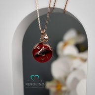 Anhänger rund mit Haaren in der Farbe roségold. 