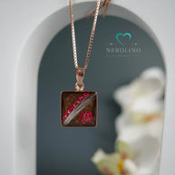 Kettenanhänger quadratisch mit Haaren und Blüten.