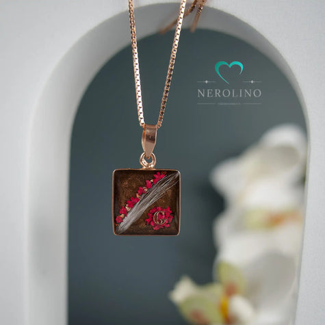 Kettenanhänger quadratisch mit Haaren und Blüten.