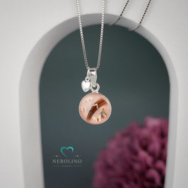 Kettenanhänger rund mit Haaren und Blüten in 925er Sterlingsilber.