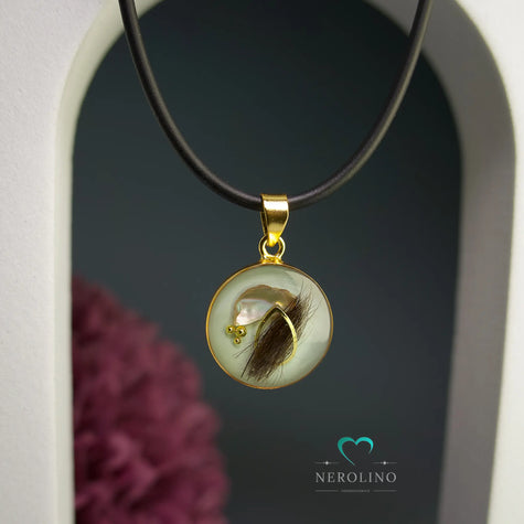 Anhänger rund mit Haaren in der Farbe Gold. 