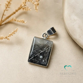 Viereckiger Kettenanhänger aus Sterling Silber mit Schnurrhaaren.