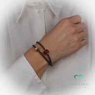 Leder Armband in der Farbe grau mit 3mm Breite, doppelt gelegt. 