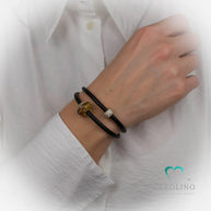 Kautschuk Armband in 4mm Breite, doppelt gelegt.