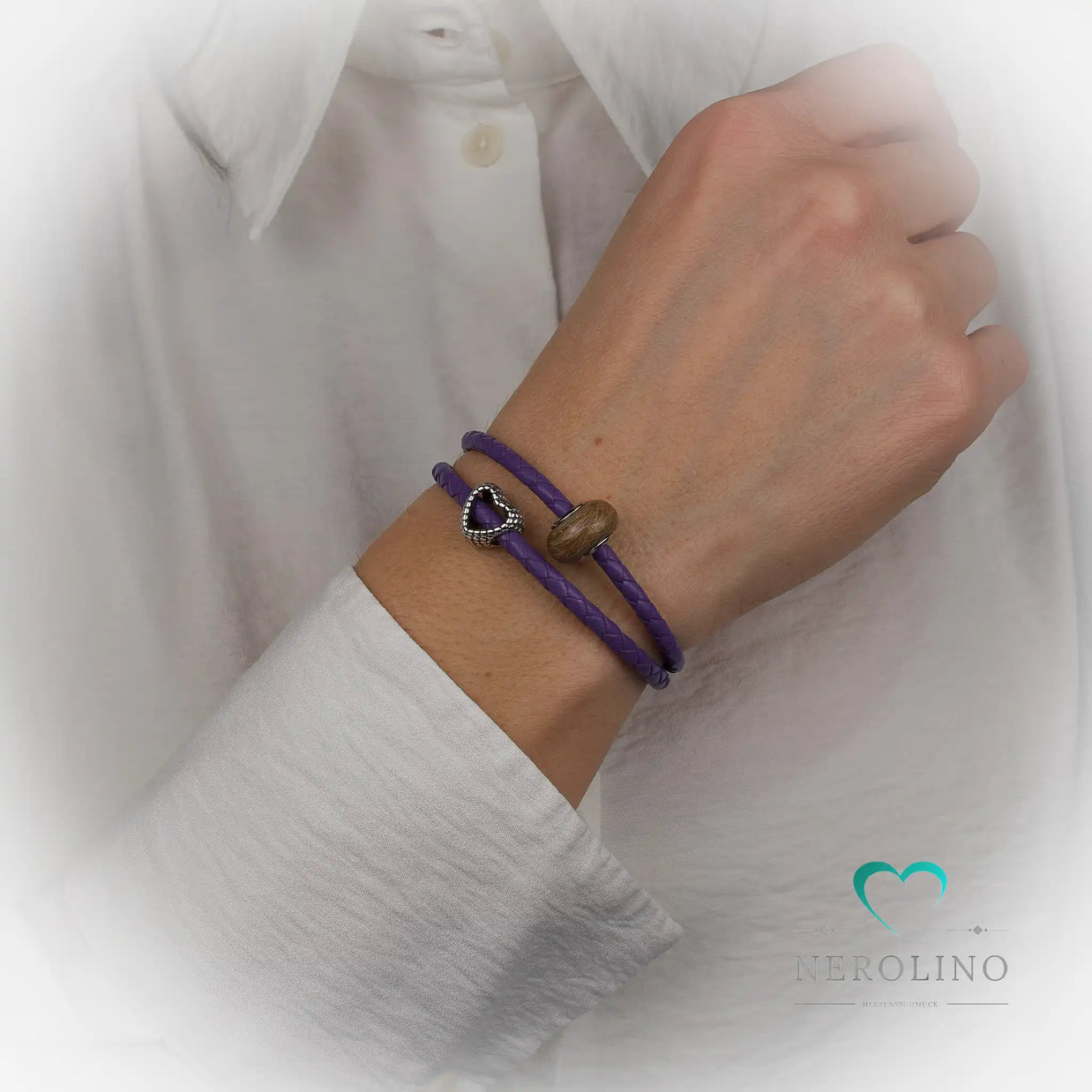 Kunstleder Armband in der Farbe lila, doppelt gelegt. 