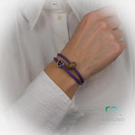 Kunstleder Armband in der Farbe lila, doppelt gelegt. 