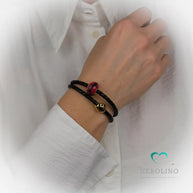 Leder Armband in der Farbe schwarz mit 4mm Breite, doppelt gelegt.