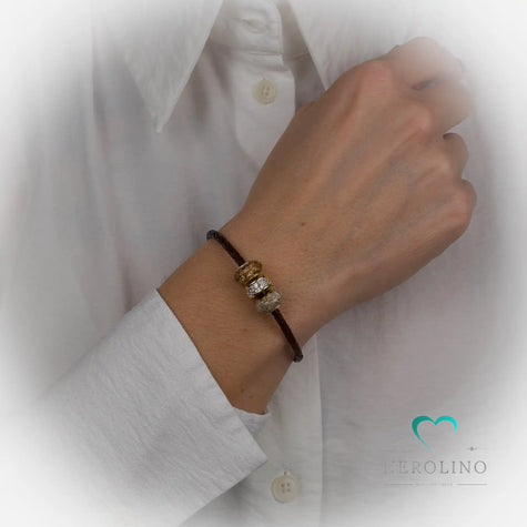 Leder Armband am Handgelenk in der Farbe braun mit 3mm Breite. 