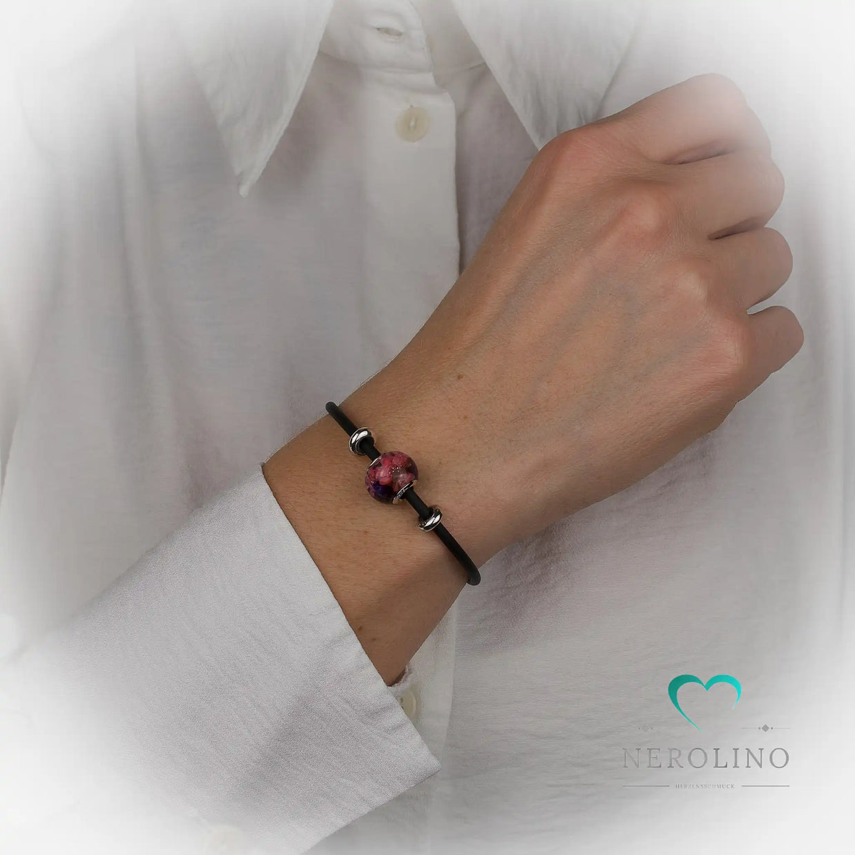 Kautschuk Armband in der Farbe schwarz mit 3mm Breite. 