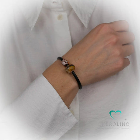 Kautschuk Armband in der Farbe schwarz mit 4mm Breite. 