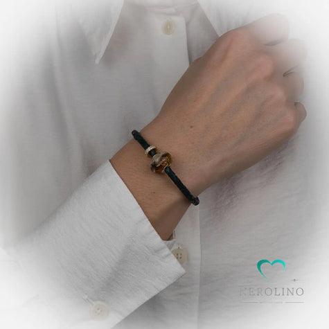 Leder Armband am Handgelenk in der Farbe petrol mit 4mm Breite. 