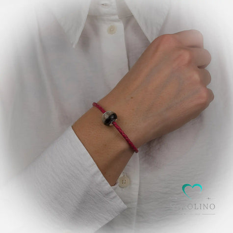 Kunstleder Armband am Handgelenk in der Farbe pink mit 3mm Breite. 