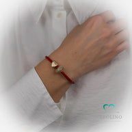 Kunstleder Armband am Handgelenk in der Farbe rot mit 4mm Breite. 