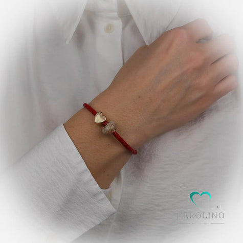 Kunstleder Armband am Handgelenk in der Farbe rot mit 4mm Breite. 