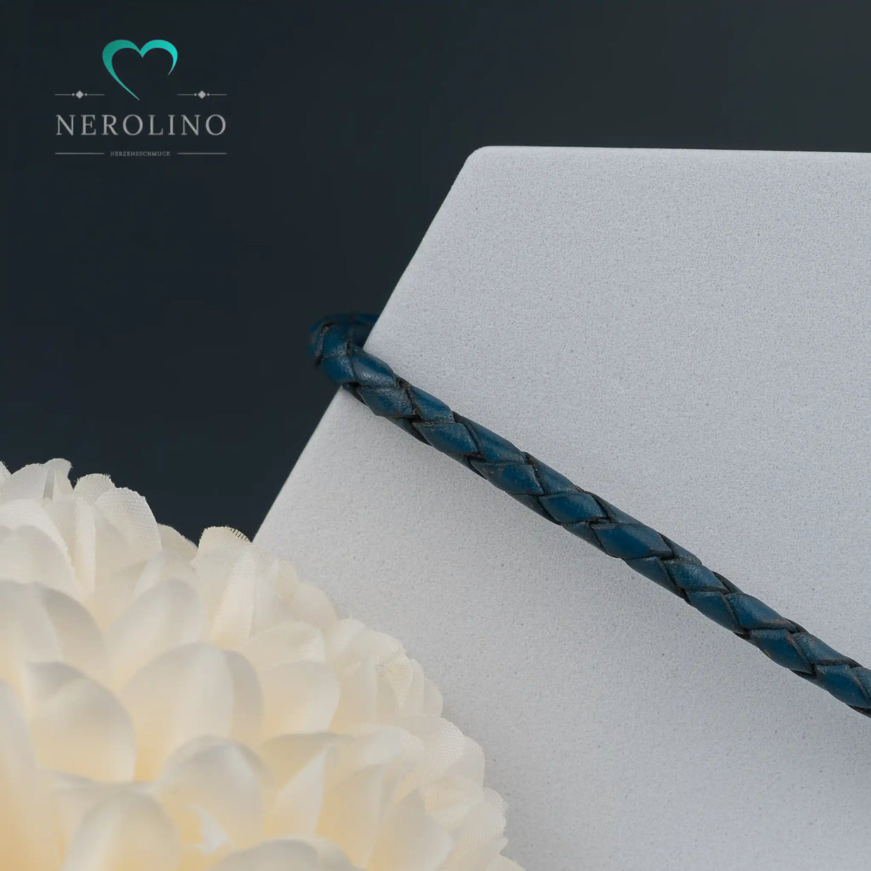 Leder Armband in der Farbe blau mit 4mm Breite. 