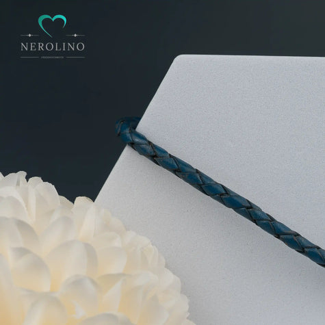 Leder Armband in der Farbe blau mit 4mm Breite. 