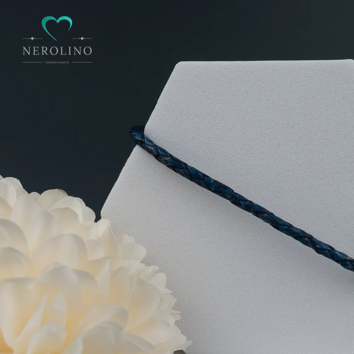 Leder Armband in der Farbe blau mit 3mm Breite.