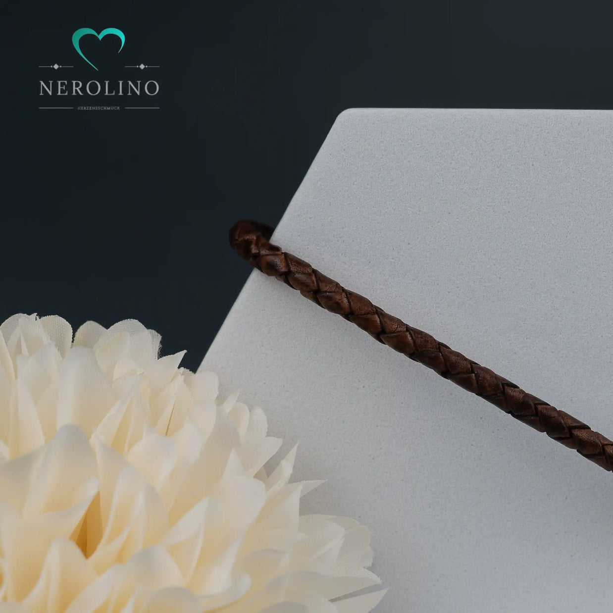 Leder Armband in der Farbe braun mit 4mm Breite. 