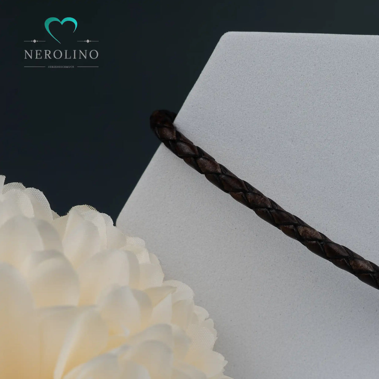 Leder Armband in der Farbe dunkelbraun mit 4mm Breite. 