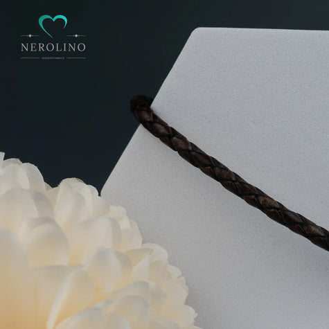 Leder Armband in der Farbe dunkelbraun mit 4mm Breite. 