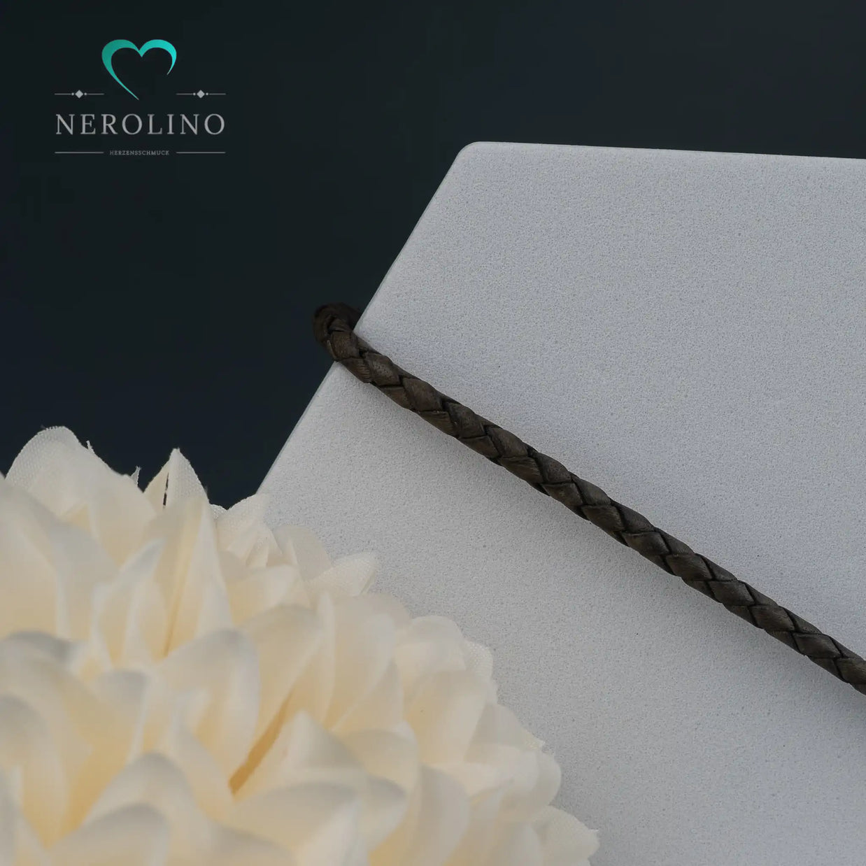 Leder Armband in der Farbe grau mit 3mm Breite. 